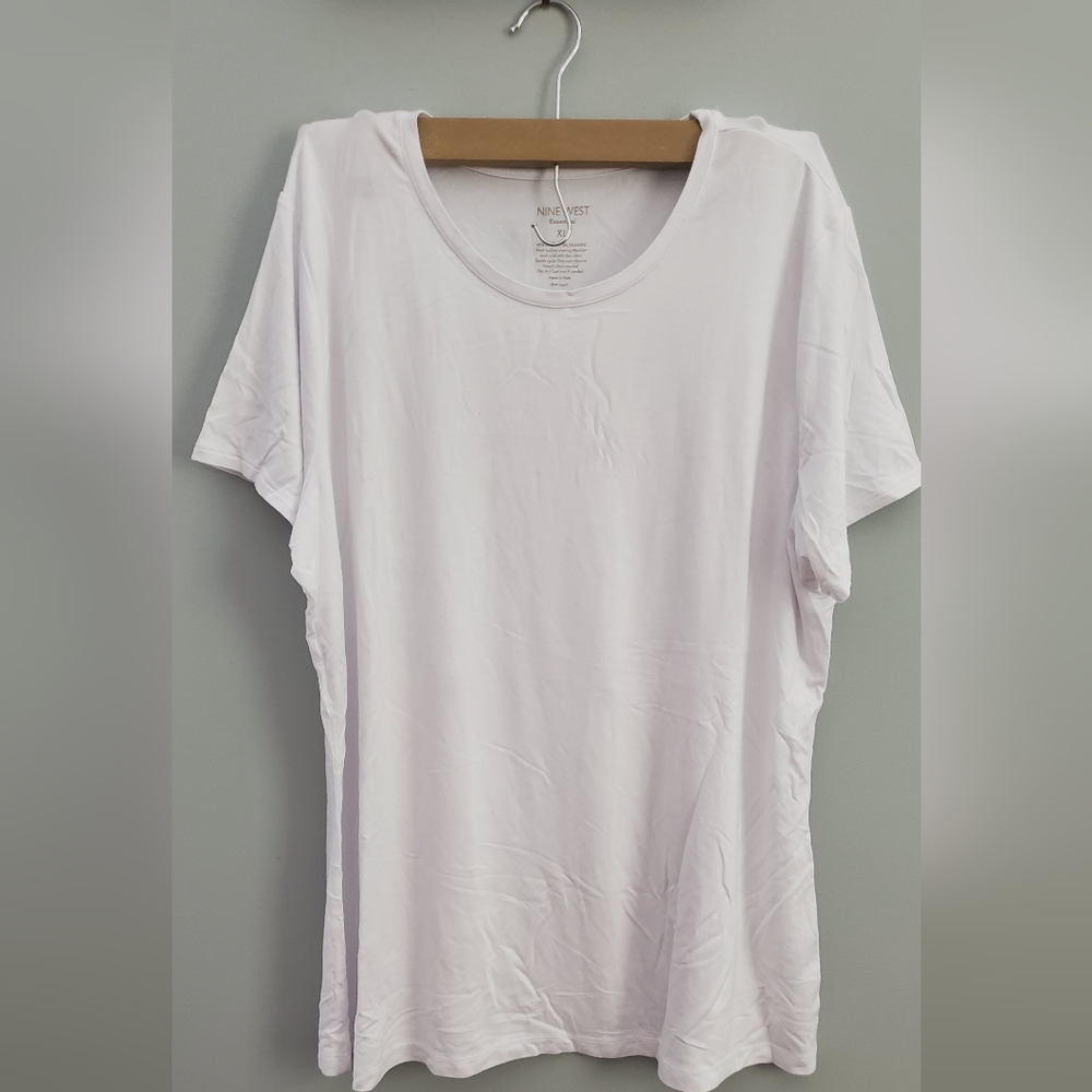 White t-shirt. Size XL